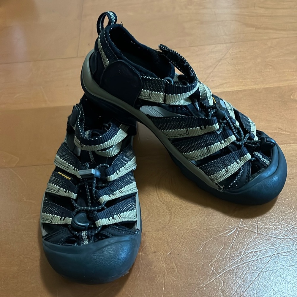 Keen Sandals Youth Size 4